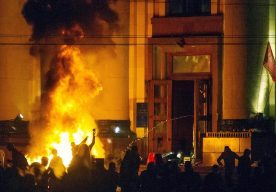 Manifestantes queman neumáticos ante la sede del Gobierno de Kiev, en Járkov. Foto: EFE