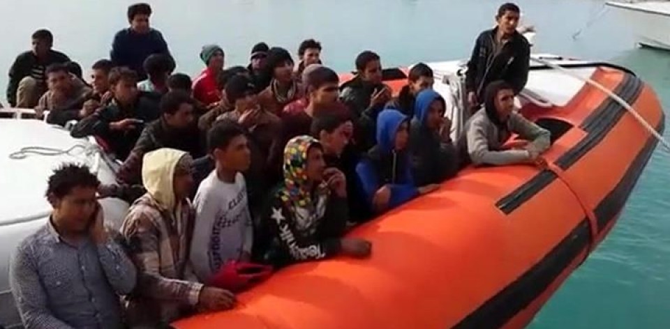 Inmigrantes en una barca en la costa italiana.