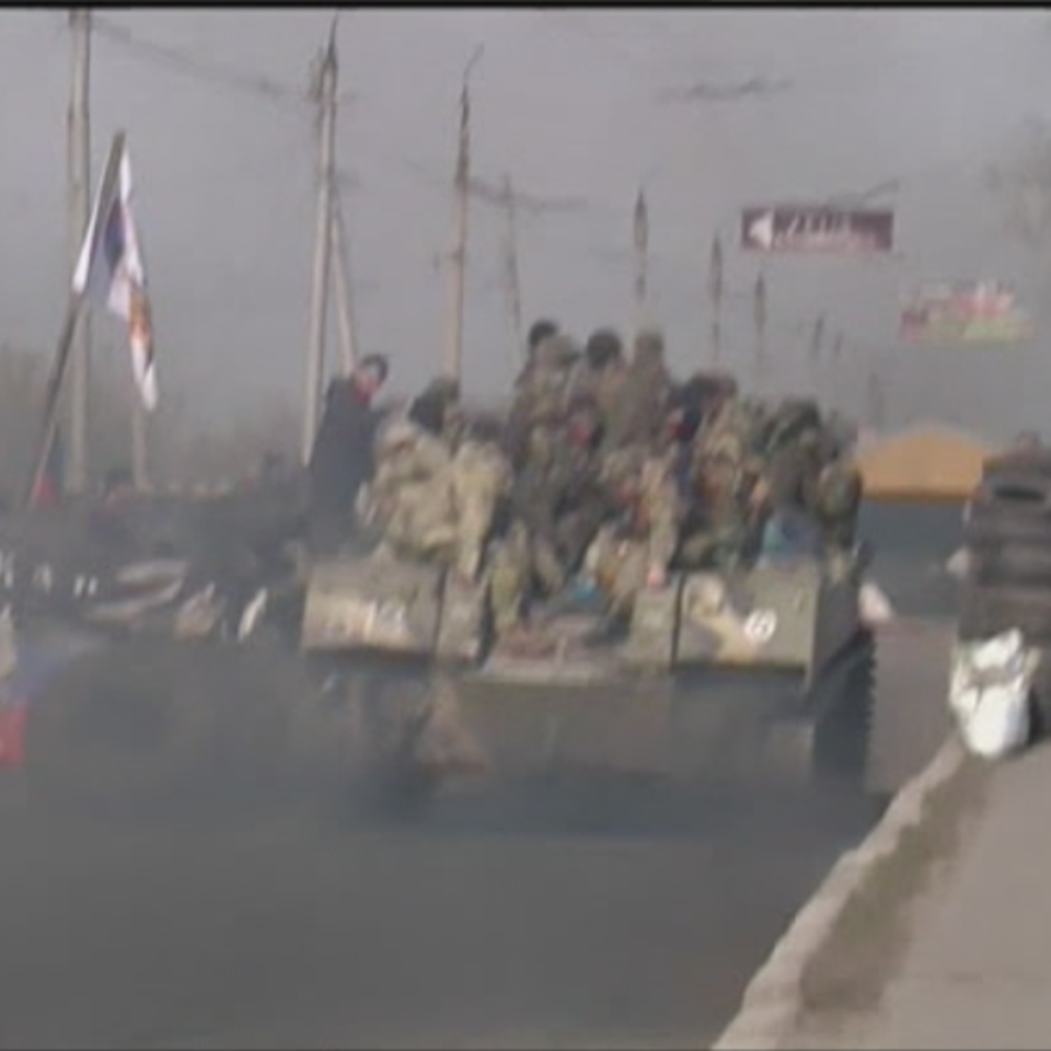 Bandera errusiarreko ibilgailu militarrak Ukrainan sartu dira