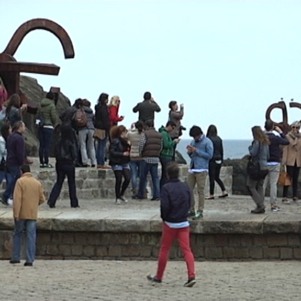Turistas en el Peine de los Vientos de Donostia. Foto: EiTB