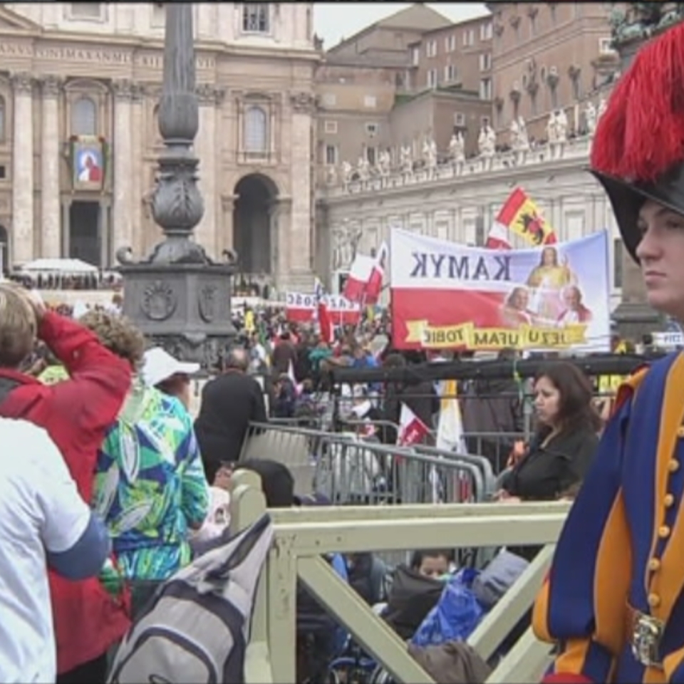 Miles de peregrinos siguen la canonización desde el Vaticano