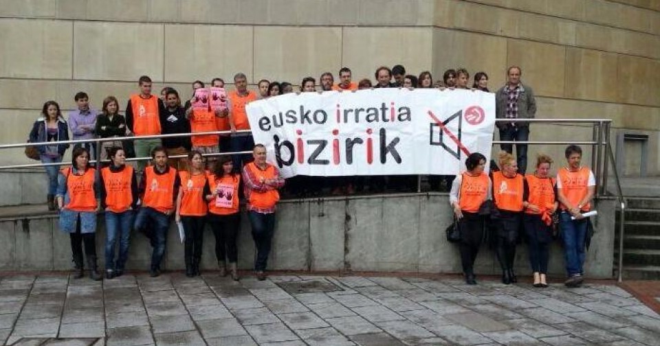 Trabajadores de Eusko Irratia se concentraron  para denunciar que la OPE "destruirá empleo"