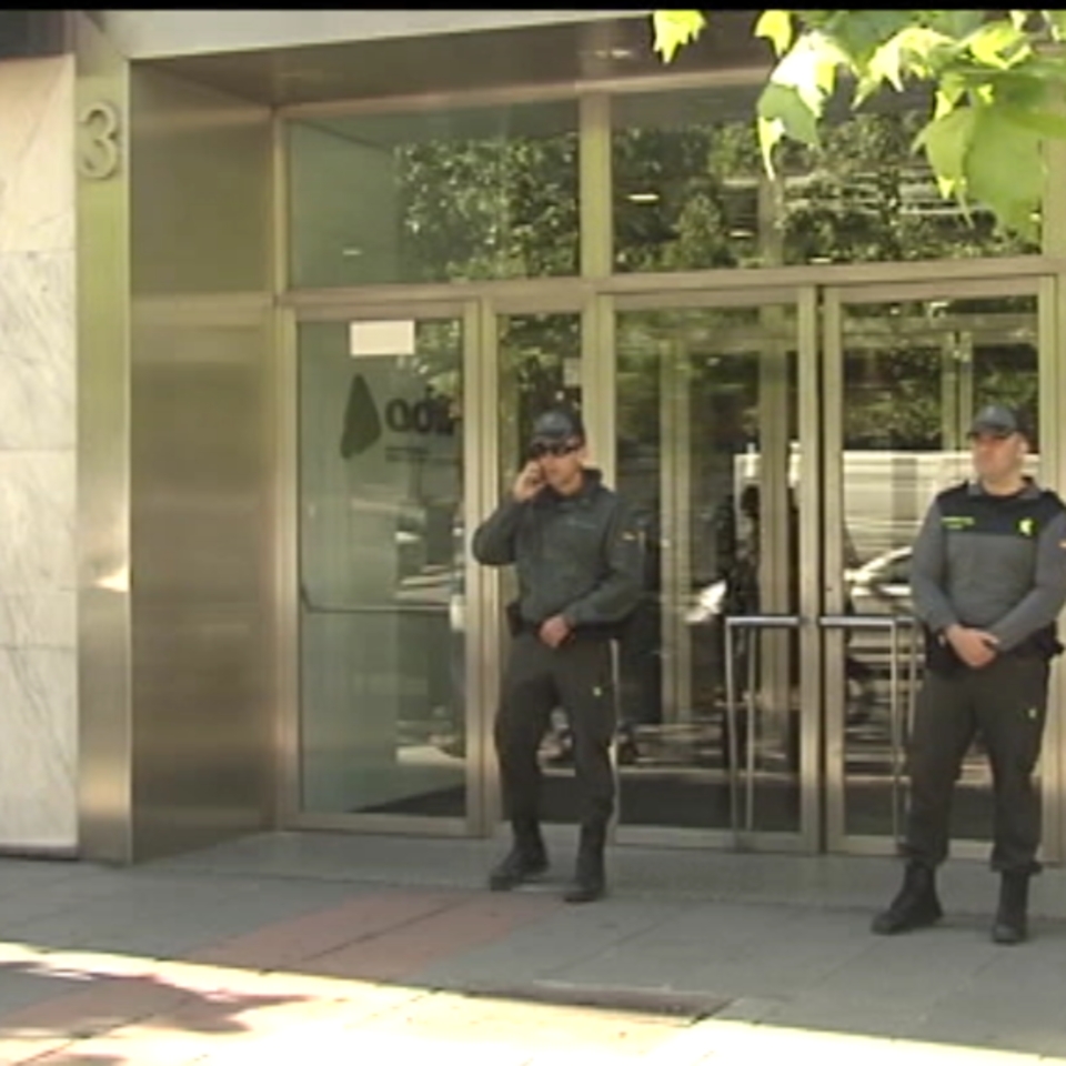 La Guardia Civil, en la sede de Adif de Madrid.