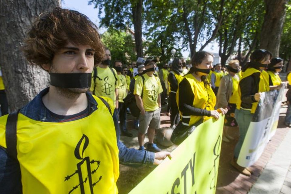 Amnistía Internacional se amordaza en contra de la falta de libertad