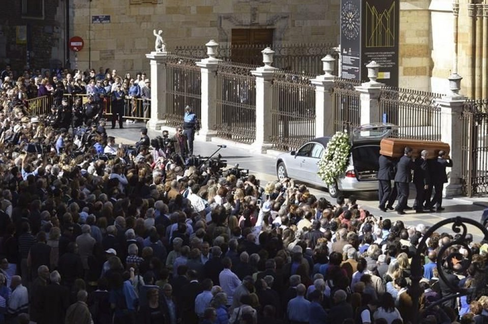 Llegada del coche fúnebre a la catedral de León. Foto: EFE