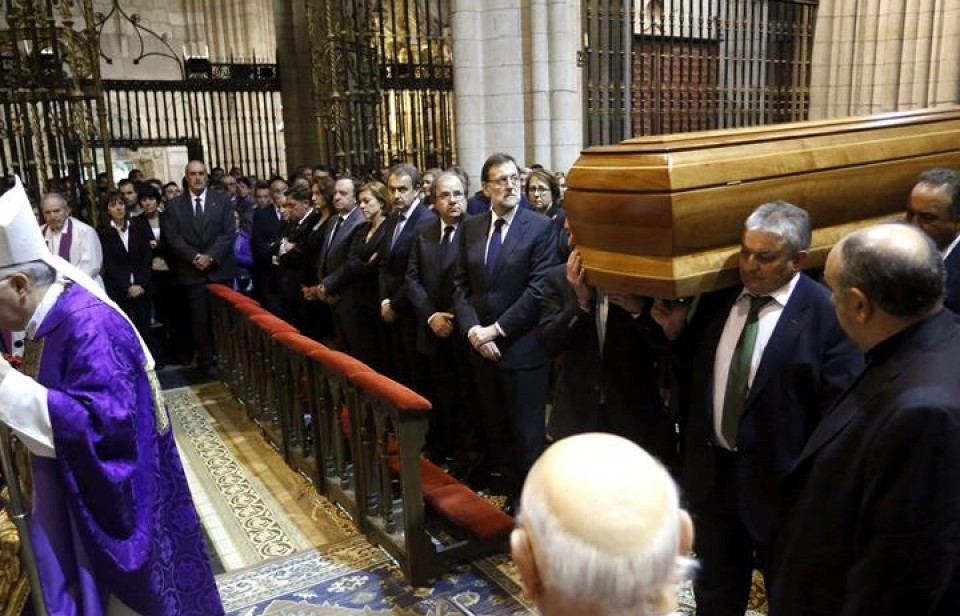 Llegada del coche fúnebre a la catedral de León. Foto: EFE