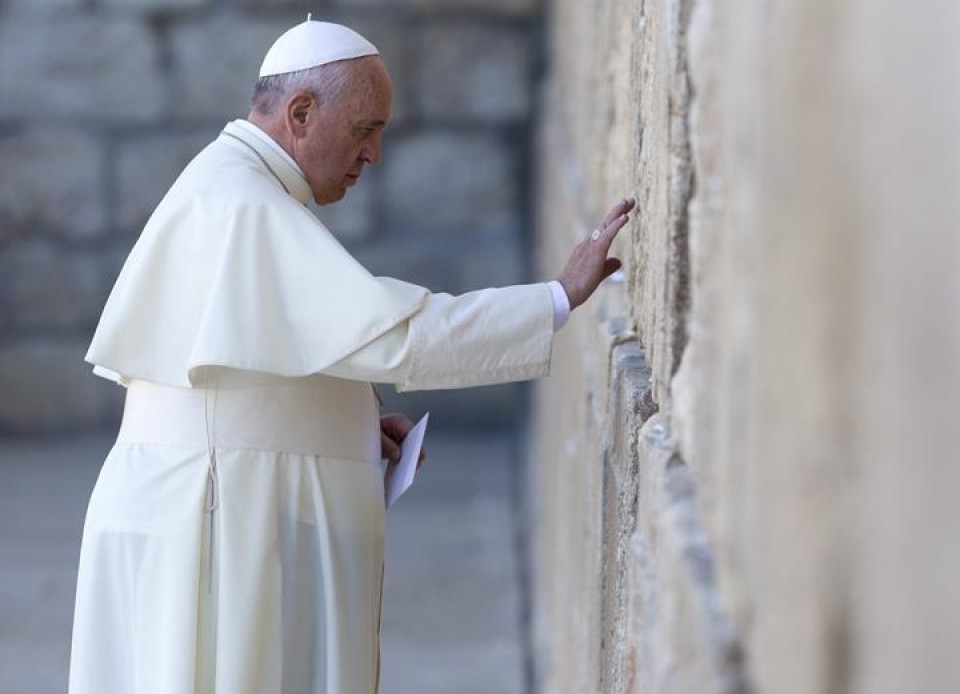 El papa Francisco ha visitado el muro de las Lamentaciones. Foto: EFE