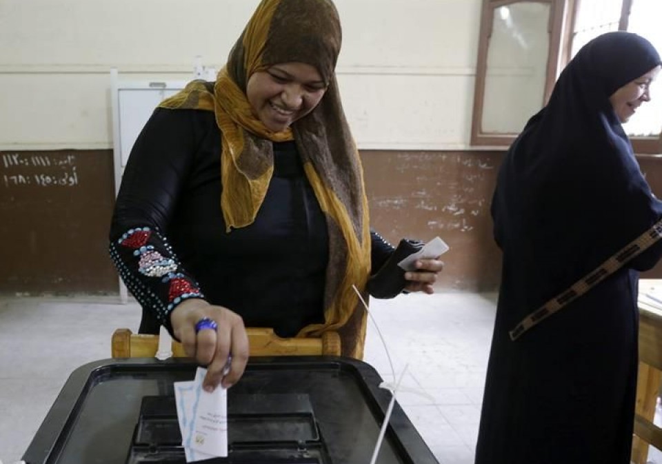 Una mujer emite su voto en El Cairo. Foto: EFE