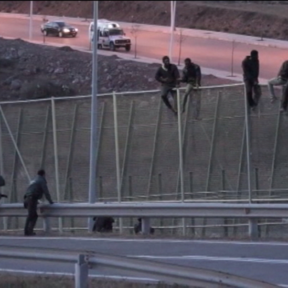150 inmigrantes intentan entrar en Melilla a través de la valla