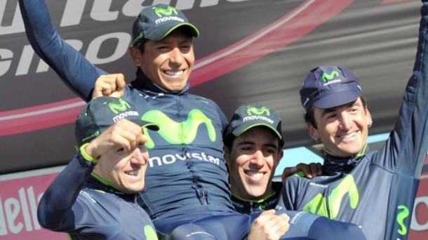 Movistar taldeko txirrindulariak, aurreko Italiako Giroko podiumean. Efe.