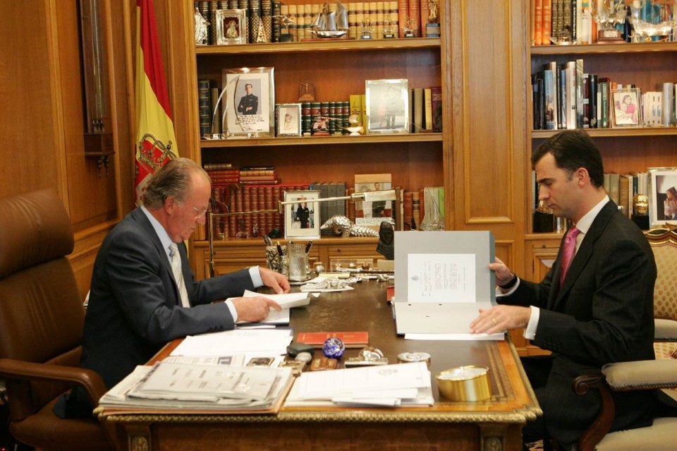 Juan Carlos I.a eta Felipe semea. Errege Etxea