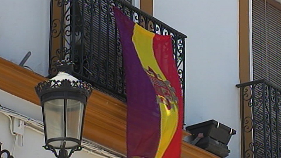 Bandera republicana colgada de un balcón.
