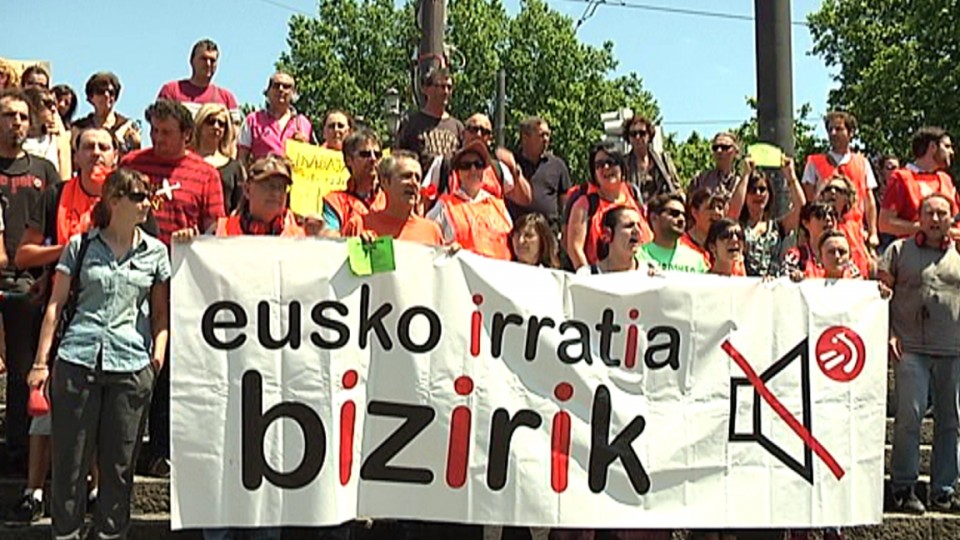 Protesta de los trabajadores de Radio Euskadi en la sede de EiTB en Bilbao