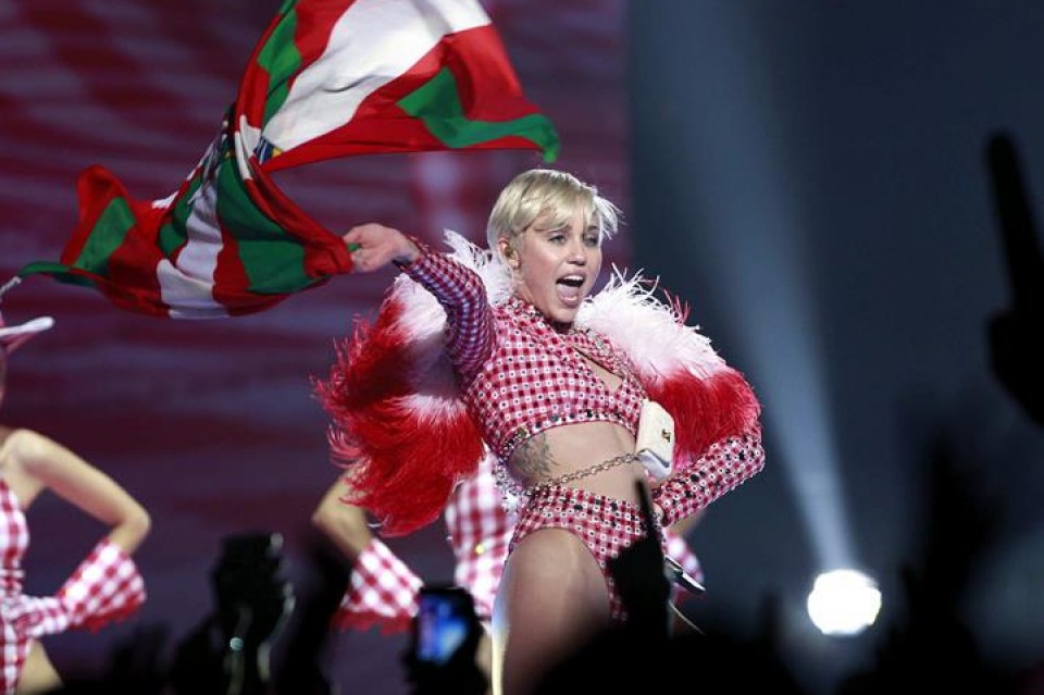 Miley Cyrus, ikurrina eskuan duela, kontzertuan dantzan. Irudia: EFE