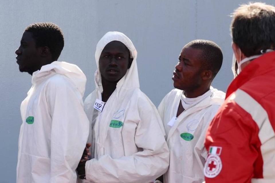 Varios inmigrantes, tras ser rescatados en Lampedusa, Italia. EFE