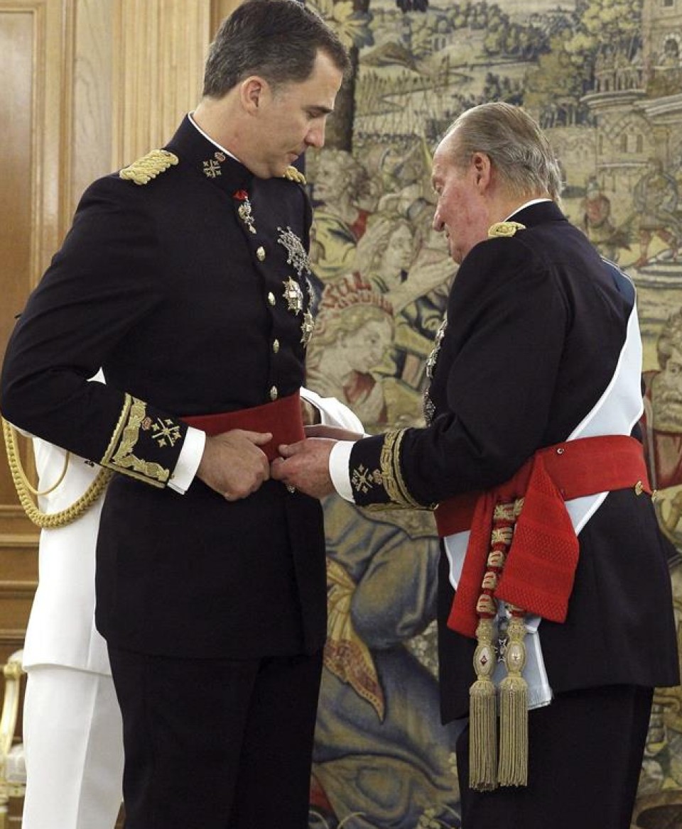 Juan Carlos I.a erregea, Felipe VI.ari armadetako kapitain nagusiaren ikurrak ematen. EFE