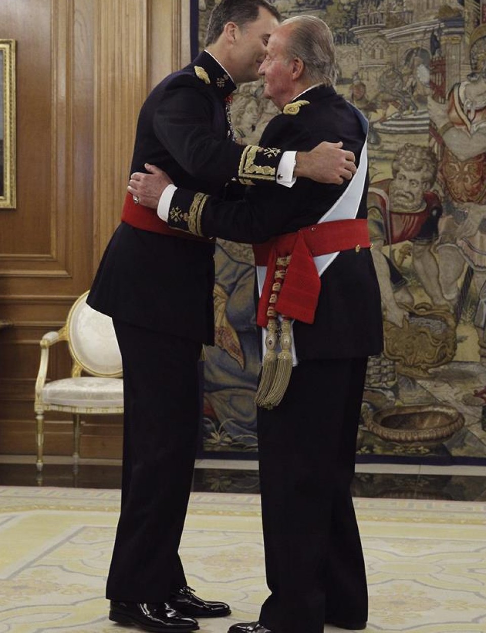 El rey Juan Carlos I entrega el fajín de capitán general de los ejércitos a su hijo Felipe VI. EFE