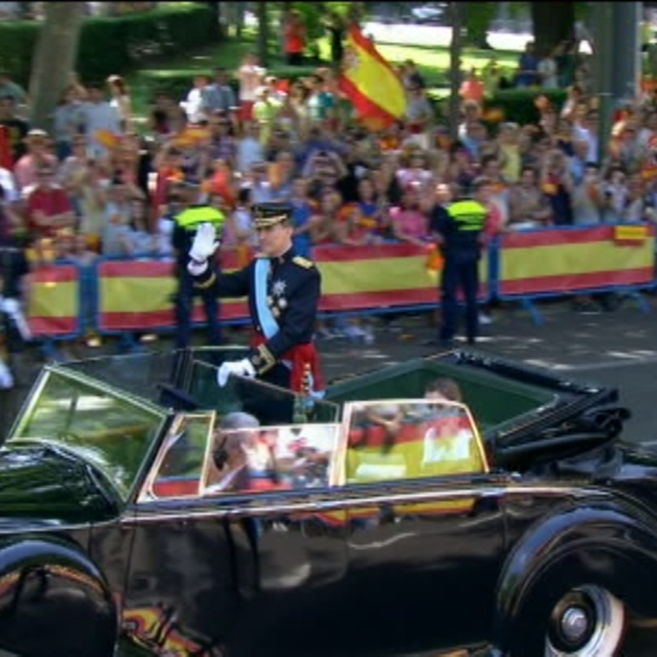 Los reyes Felipe y Letizia recorren Madrid en coche descapotable
