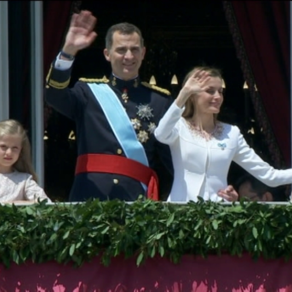Los reyes Felipe y Letizia saludan desde el balcón del Palacio Real. EiTB
