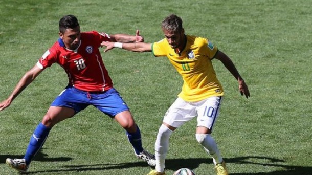 Neymar pelea un balón ante un jugador chileno. Efe.