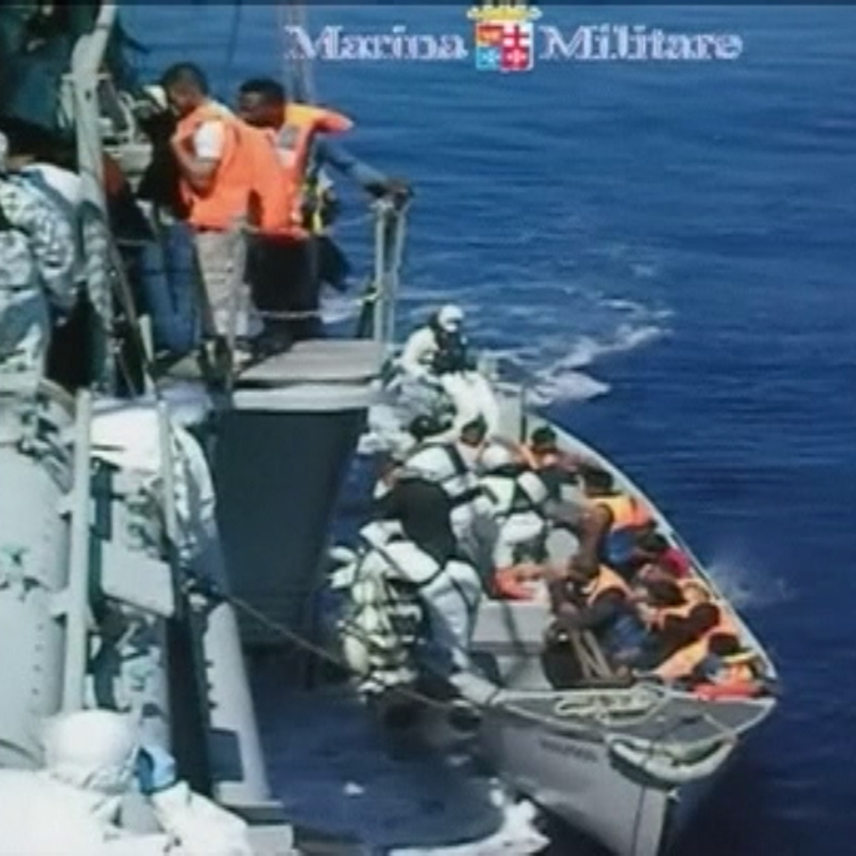 Inmigrantes ilegales rescatados en Italia.