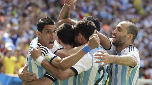 Argentinako jokalariak, Higuainen gola ospatzen. Efe.