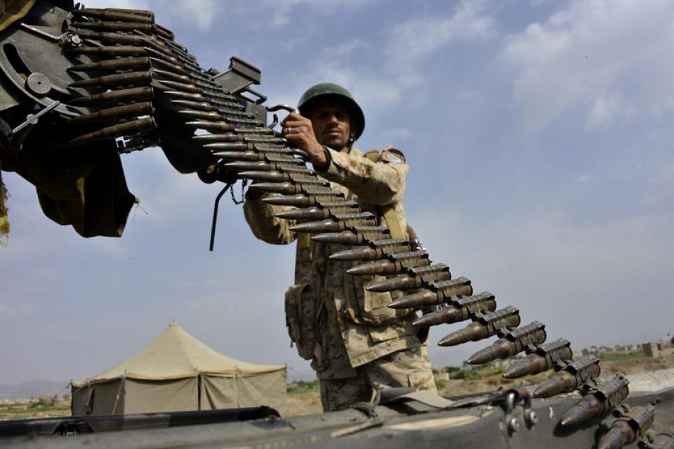 Yemengo soldadu bat, zainketa lanak egiten. Irudia: EFE