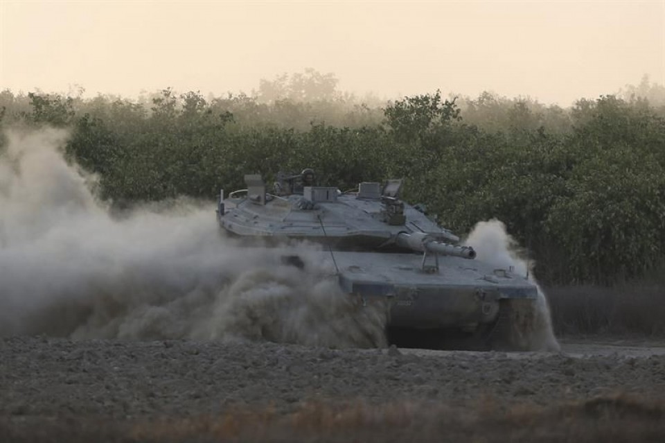 Israelgo tankeak Gazako mugan. Argazkia: EFE.