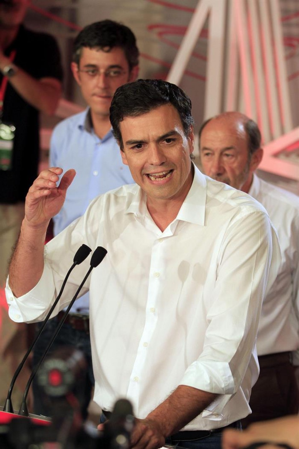 Pedro Sánchez promete unidad tras ser elegido secretario general