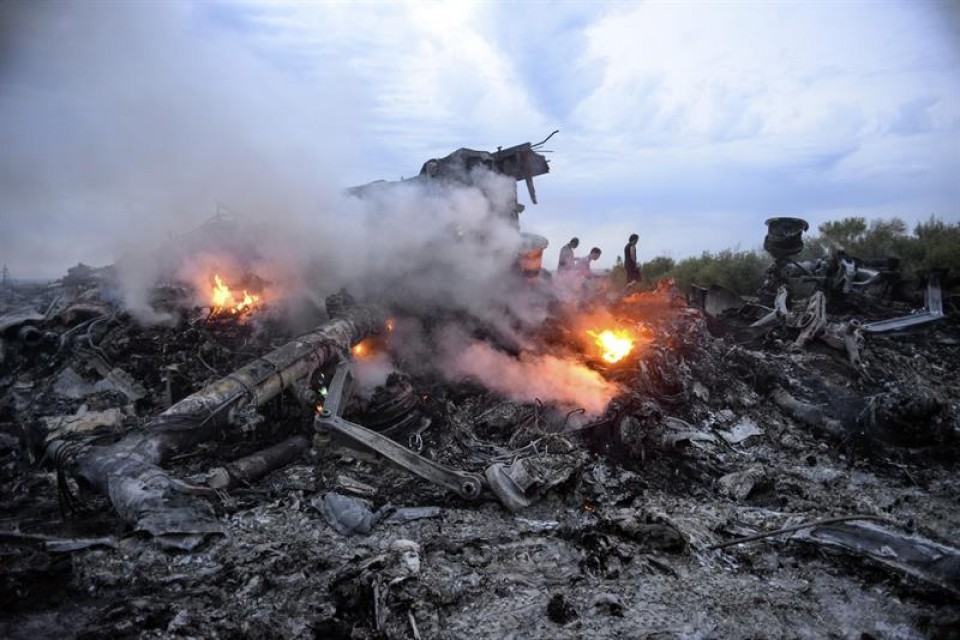 Malaysia Airlineseko hegazkina erori den lekuko irudiak