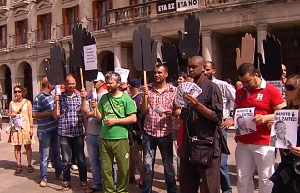 Protesta de SOS Racismo, hoy, ante el Ayuntamiento de Gasteiz. Foto: EiTB