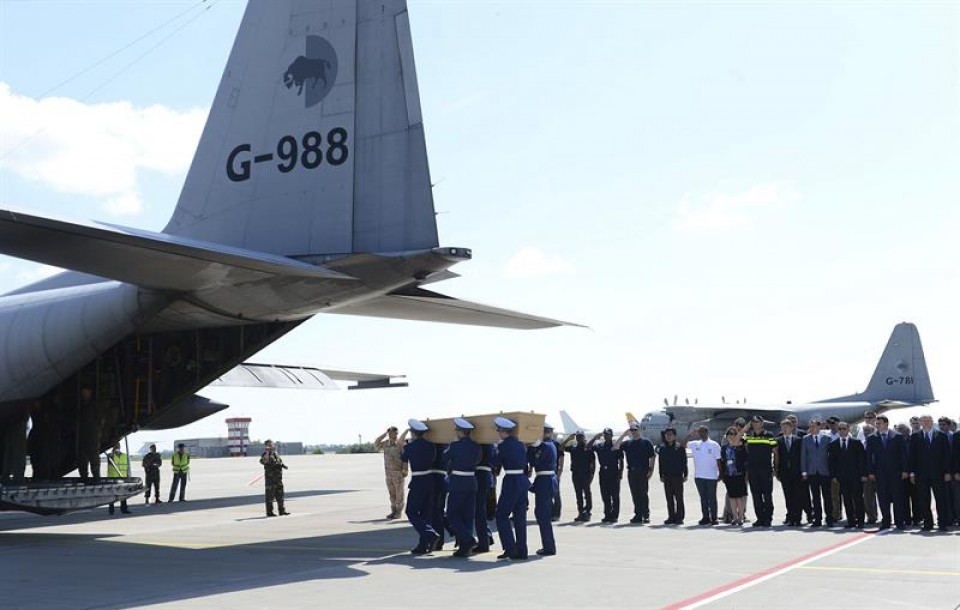 Holanda recibe los restos de las víctimas del avión malasio