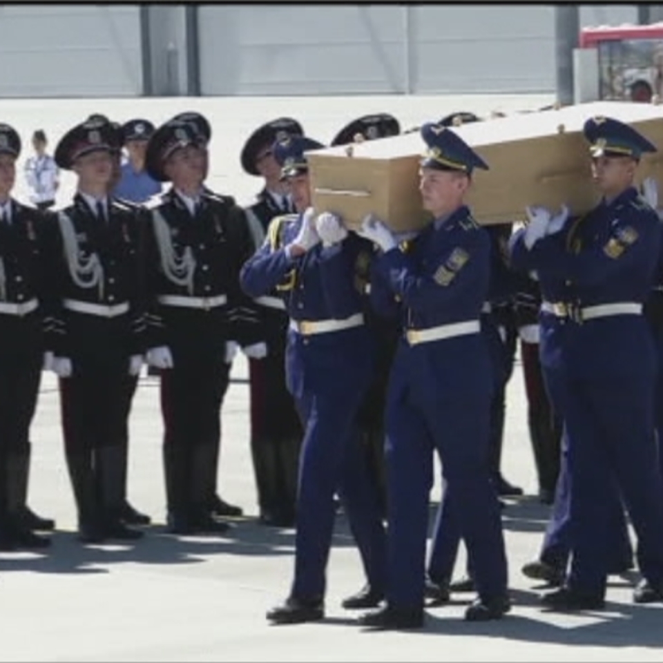 Los restos mortales del avión reciben honores militares en Holanda