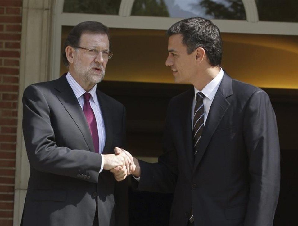 Pedro Sanchez PSOEko idazkari nagusia Rajoy agurtzen, Moncloan. Argazkia: EFE
