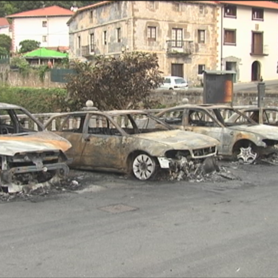 Queman cuatro coches durante la madrugada en Muskiz