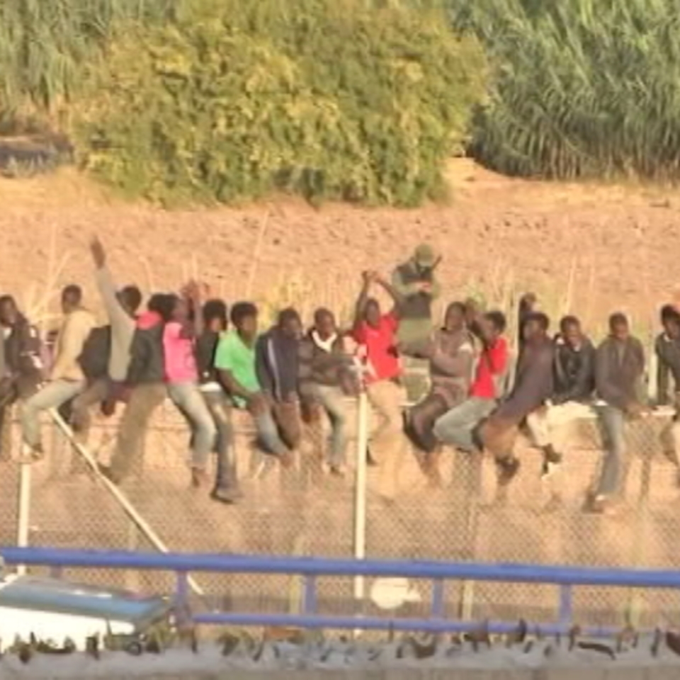 50 subsaharianos continúan en la valla, esperando a saltar a Melilla. Foto: EFE.