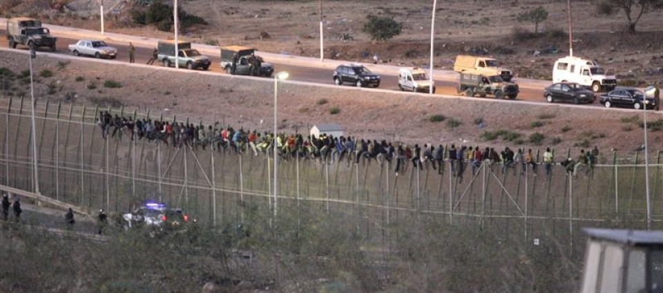 Cientos de inmigrantes protagonizan un nuevo intento de entrada a Melilla. 


