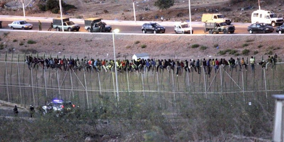 Cientos de inmigrantes intentan de nuevo entrar en Melilla