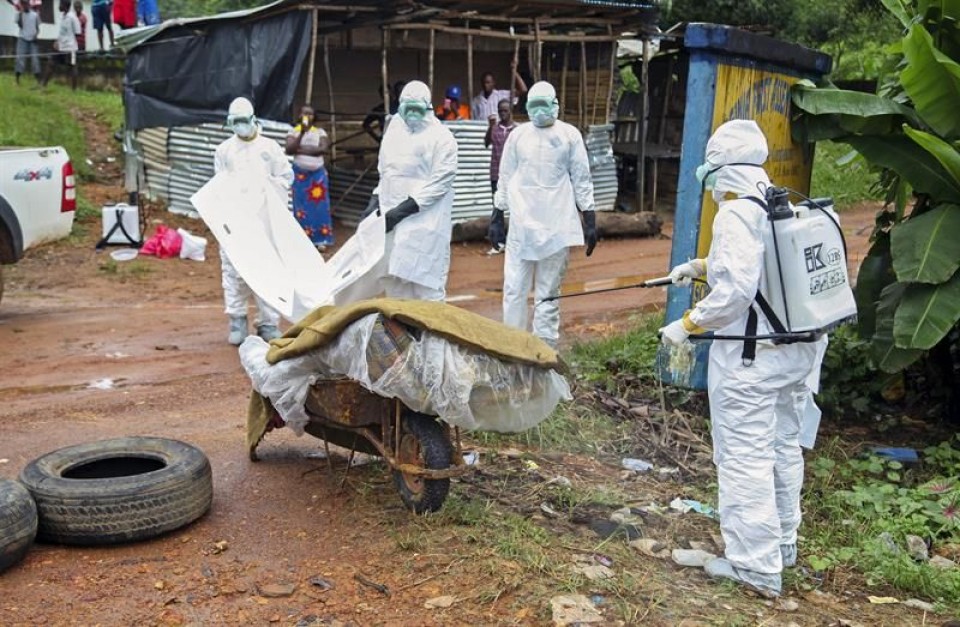 2.240 lagun ebolarekin kutsatuta egon litezke Afrikan. Argazkia: EFE.