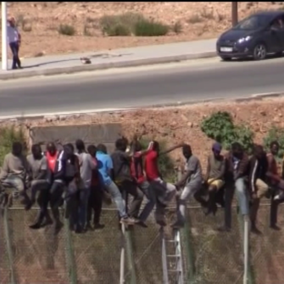 Inmigrantes en la valla de Melilla.