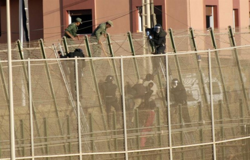 Un inmigrante accede a Melilla en un intento de unos 250 subsaharianos