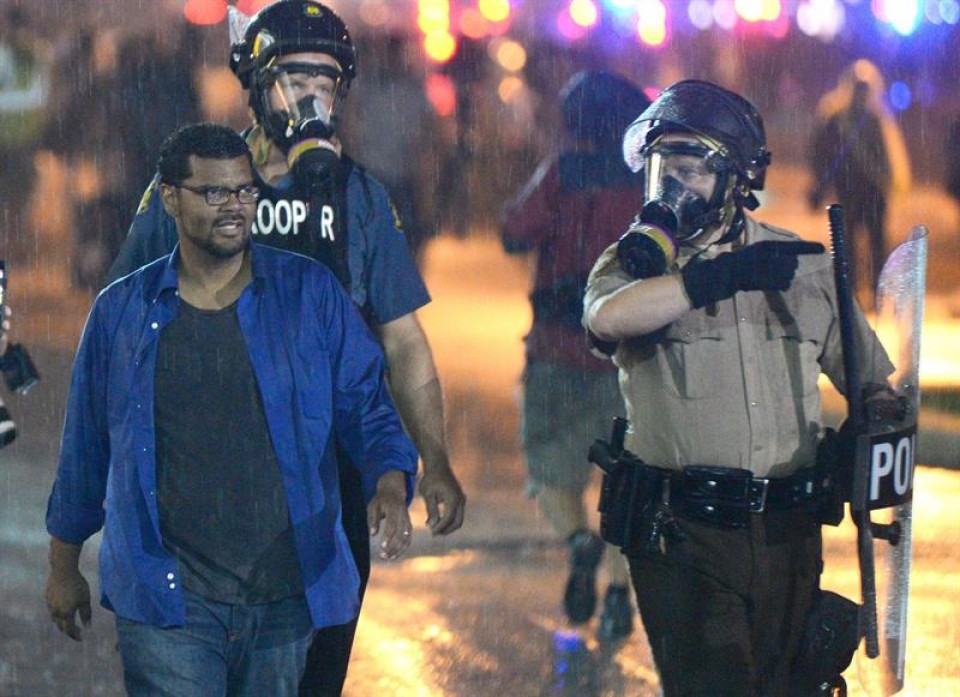 La Policía lanza gases lacrimógenos tras el toque de queda en Ferguson