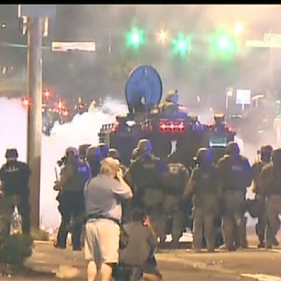 La policia usa gases lacrimógenos para dispersar a los manifestantes