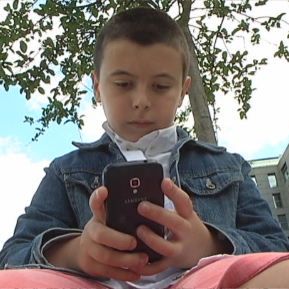 'Es excesivo que un niño reciba un smartphone en su Primera Comunión'