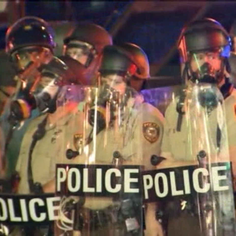 Dura noche de disturbios en Ferguson pese al despliegue de seguridad