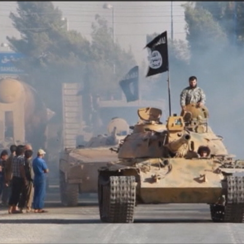 Miembros del Estado Islámico, sobre vehículos blindados. Foto: EiTB