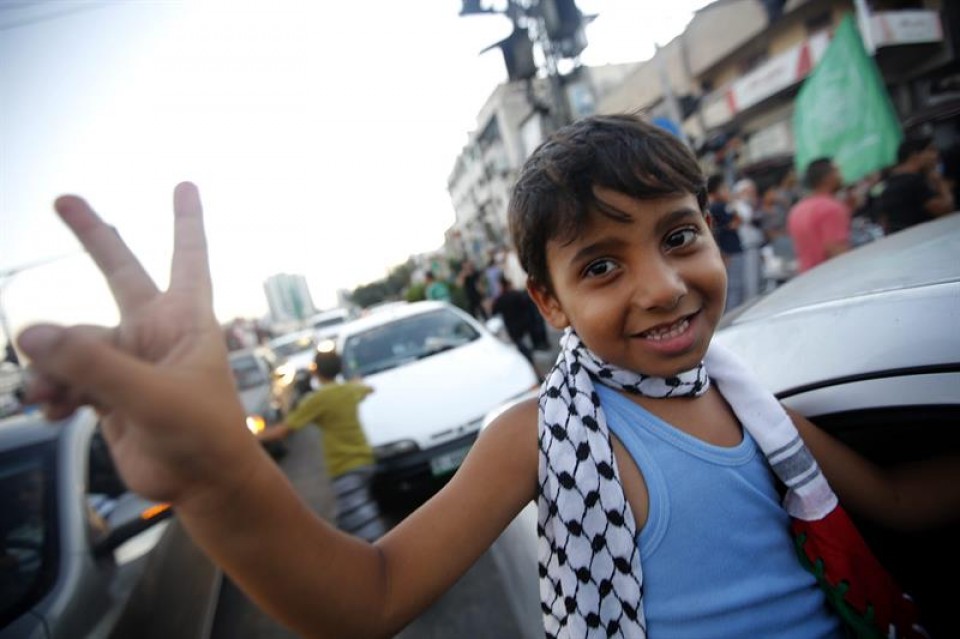 Un niño celebra el anuncio del alto el fuego en la Franja de Gaza. EFE