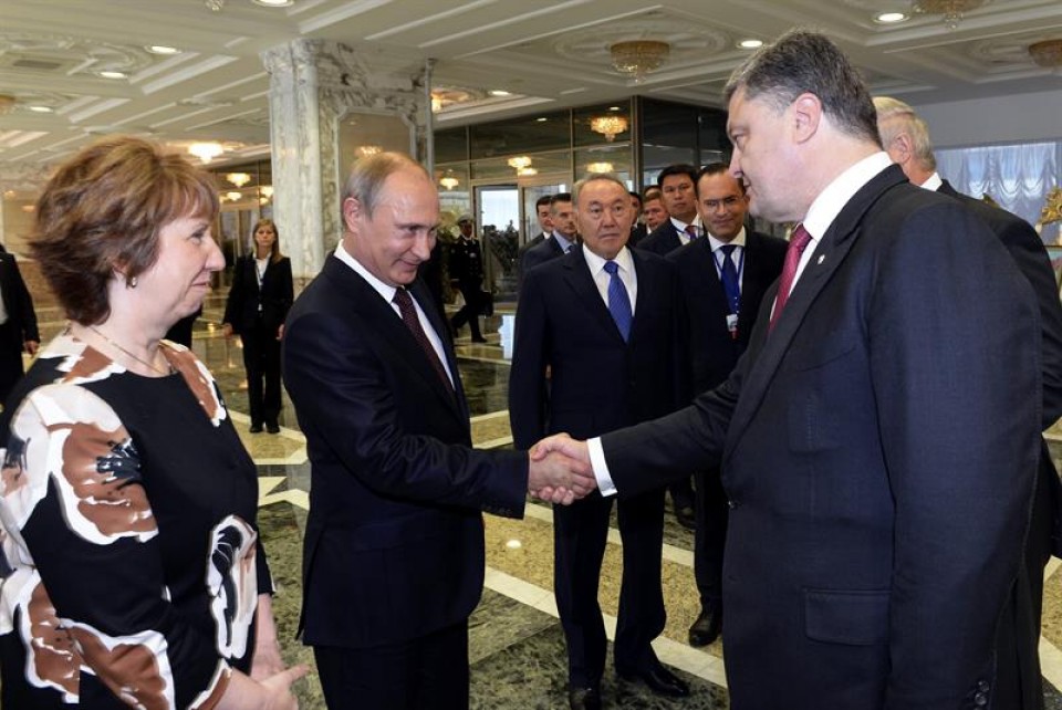 Putin eta Poroshenko elkarri bostekoa ematen, Catherine Ashtonen begiradapean. Argazkia: EFE