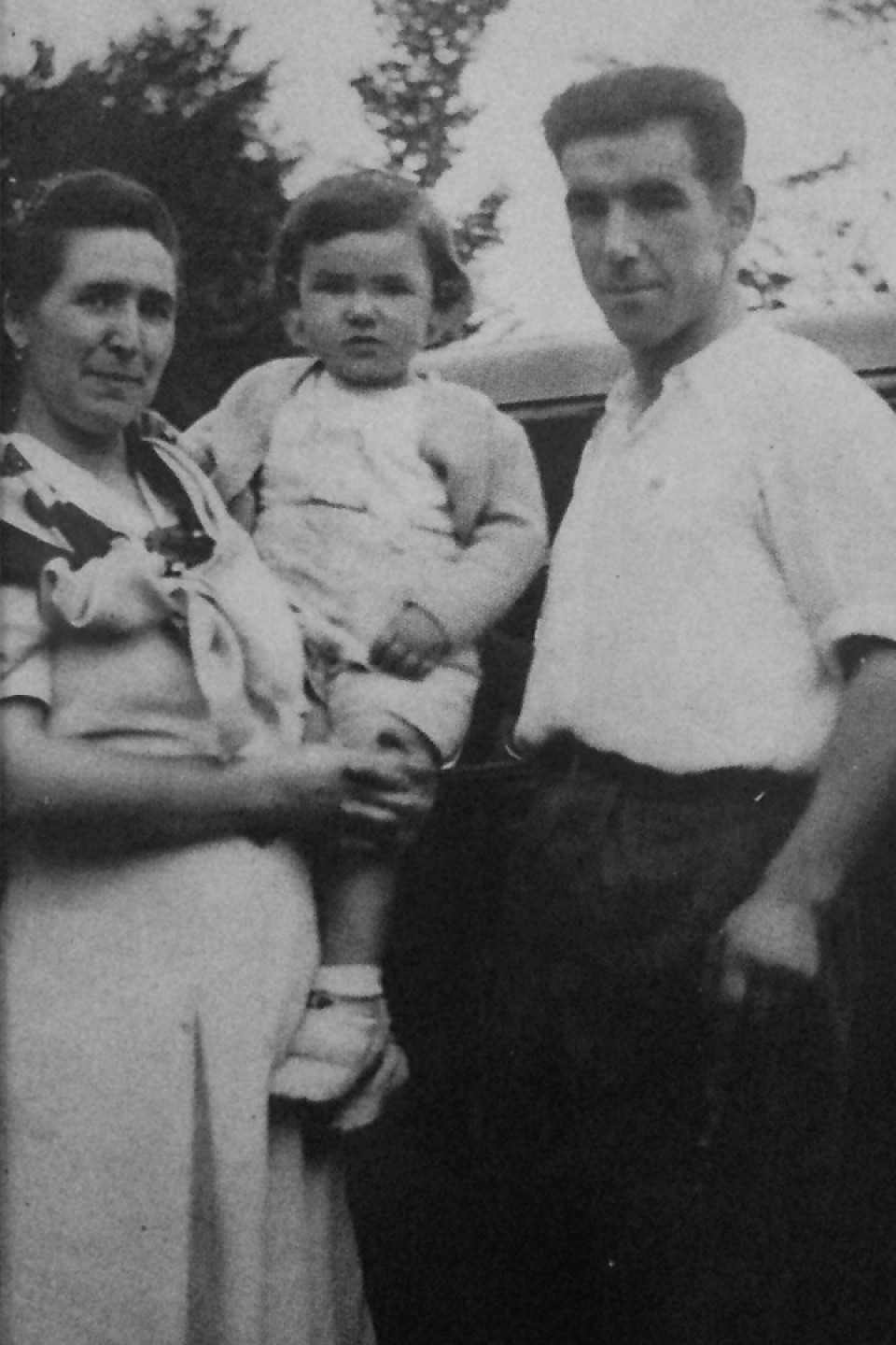 José Antonio de pequeño con sus padres