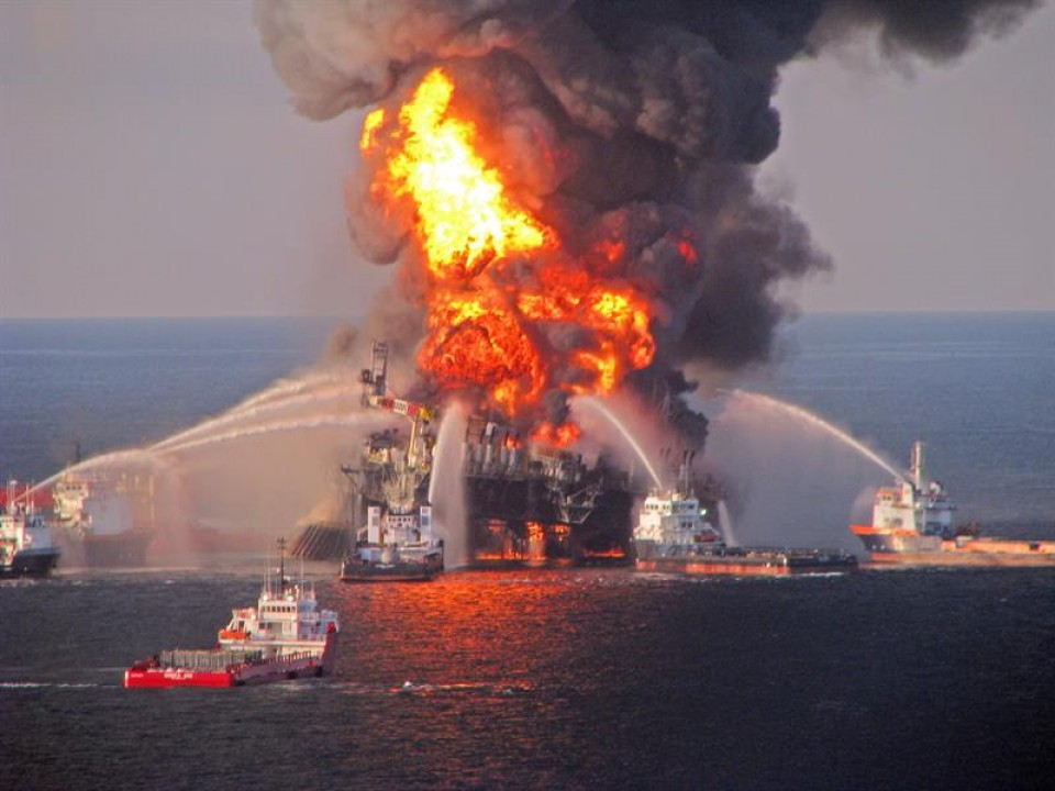 Explosión en el golfo de México de la plataforma Deepwater Horizon, en 2010. EFE